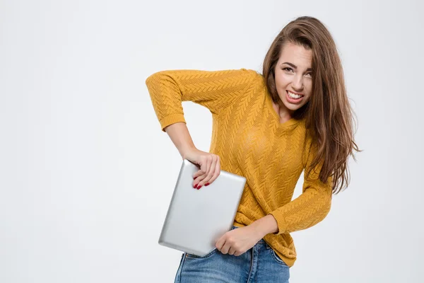 Žena se snaží strčit tabletový počítač v kapse — Stock fotografie