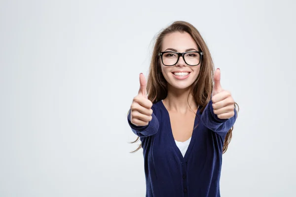 Lächelnde Frau zeigt Daumen hoch — Stockfoto