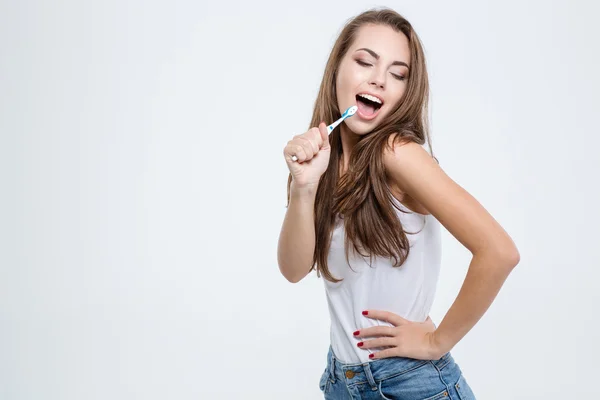 Mujer limpiando sus dientes con cepillo de dientes —  Fotos de Stock