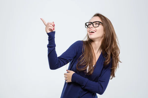 Mujer sonriente señalando con el dedo — Foto de Stock