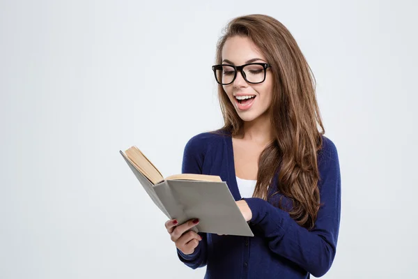 Jonge vrouw in glazen lezen van boek — Stockfoto