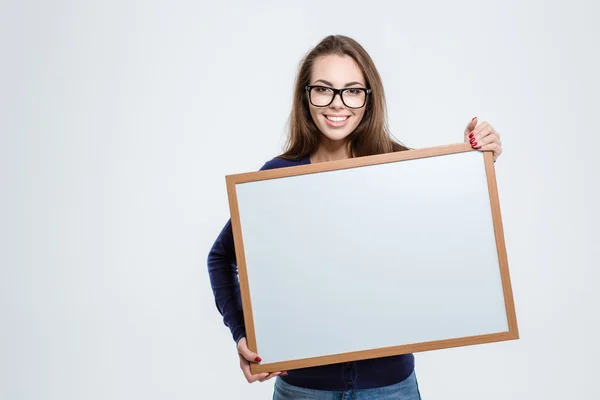 Jovem mulher segurando placa em branco — Fotografia de Stock