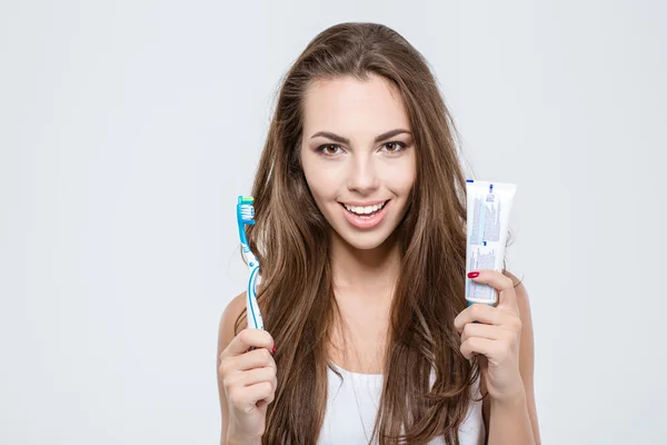 Glückliche Frau mit Zahnbürste und Zahnpasta — Stockfoto
