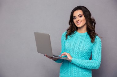 dizüstü bilgisayar kullanan mutlu kadın