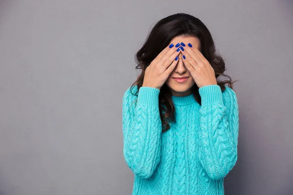 Woman covering her eyes — Stock Photo, Image