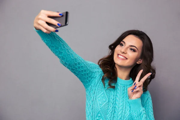 Smiling woman making selfie photo on smartphone — Stock Photo, Image