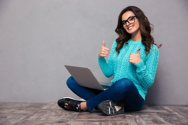 Frau sitzt mit Laptop auf dem Boden — Stockfoto