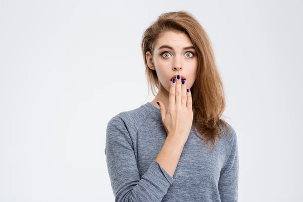 Verblüffte Frau bedeckt ihren Mund mit Handfläche — Stockfoto