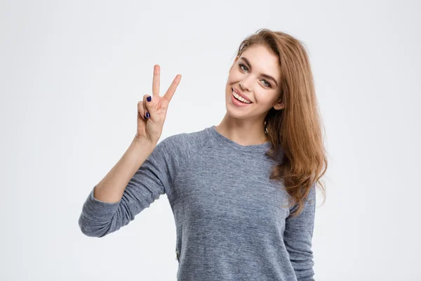 Gülümseyen kadın gösteren barış işareti — Stok fotoğraf