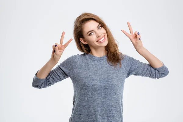 Donna sorridente che mostra il segno della vittoria — Foto Stock