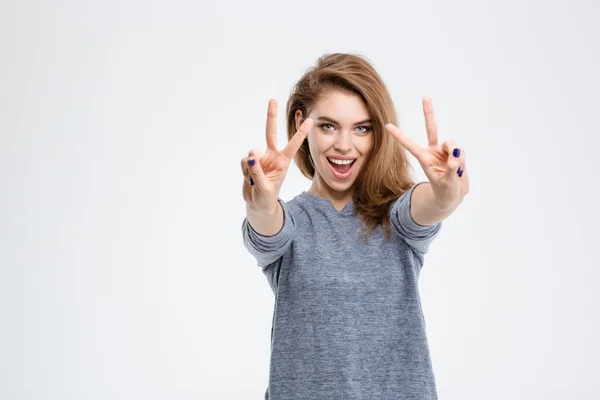 Χαρούμενα γυναίκα δείχνει δύο δάχτυλα σημάδι — Φωτογραφία Αρχείου