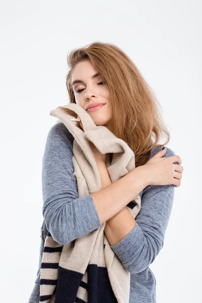 Jovem mulher bonita segurando suéter — Fotografia de Stock