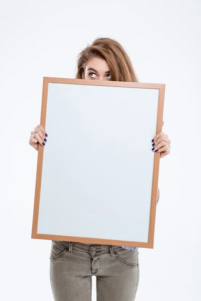 Mulher espreitando sobre placa em branco — Fotografia de Stock