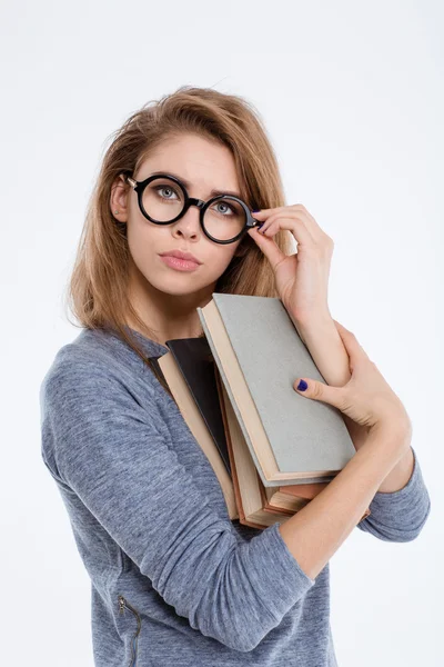 眼镜拿着书，看着相机的女人 — 图库照片