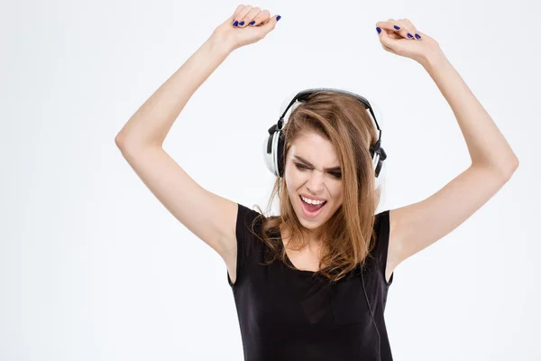 Gladlynt kvinna lyssnar musik i hörlurar — Stockfoto