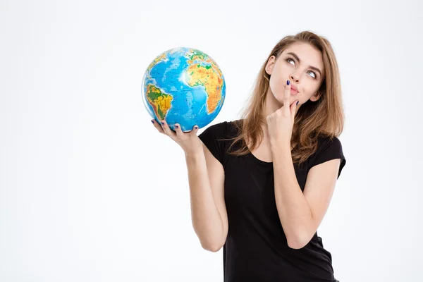 Mujer sosteniendo mundo globo y mirando hacia arriba — Foto de Stock