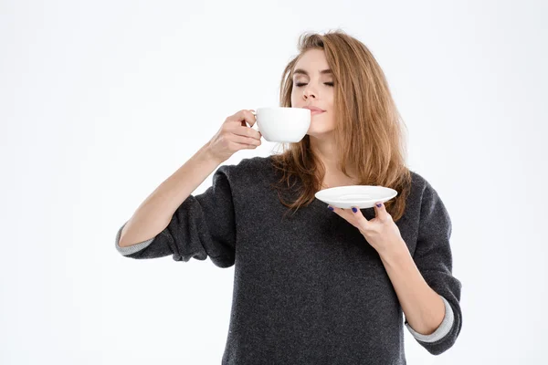 Hermosa mujer oliendo taza con café — Foto de Stock