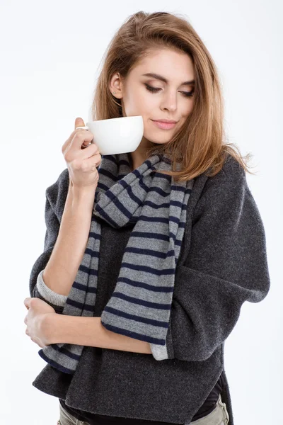 Mujer de pie con taza de café —  Fotos de Stock