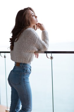 Pencereye bakan kadın