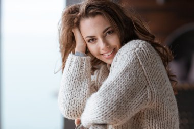 Kameraya bakarak mutlu bir kadın