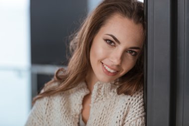 Kameraya bakarak mutlu bir kadın