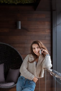 Mutlu gülümseyen genç kadın cep telefonunuzda söz