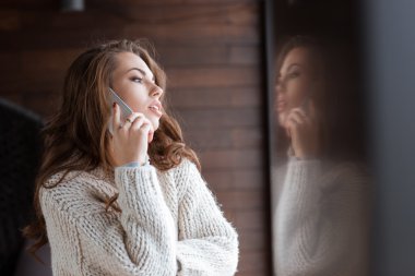 genç ve güzel kadın telefonla konuşuyor