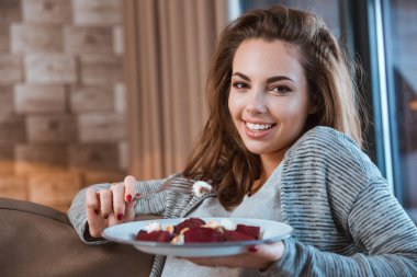 Güzel kız yemek lezzetli yemek