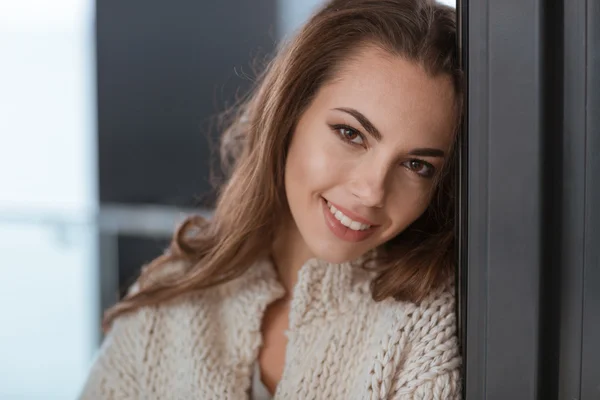 Gelukkige vrouw kijken camera — Stockfoto