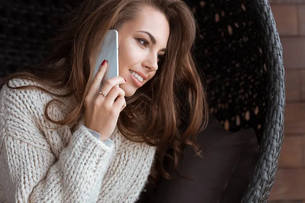 Sorrindo menina falando no celular — Fotografia de Stock