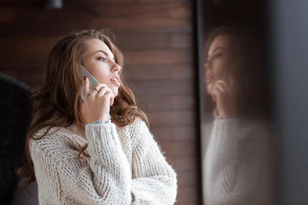 年轻漂亮的女人在讲电话 — 图库照片