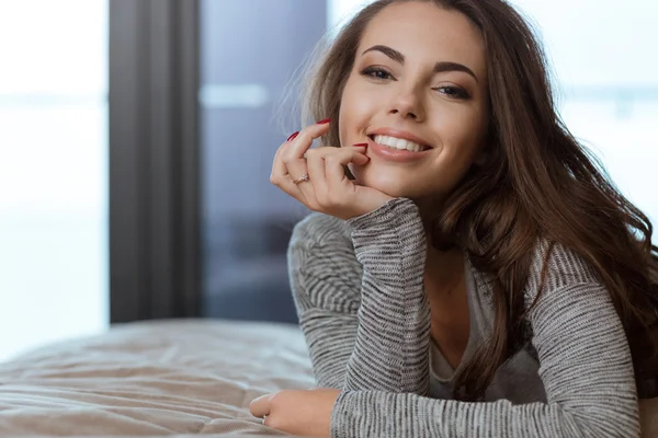 Menina feliz mentindo e sorrindo — Fotografia de Stock