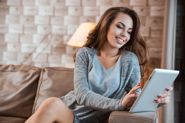 Mooie vrouw die lacht met behulp van Tablet PC — Stockfoto