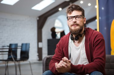Kanepede oturmuş sakallı bardaklarda hipster