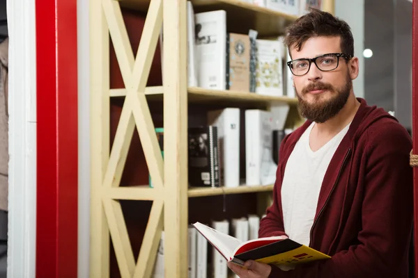 Beau garçon avec barbe dans des lunettes livre de lecture — Photo