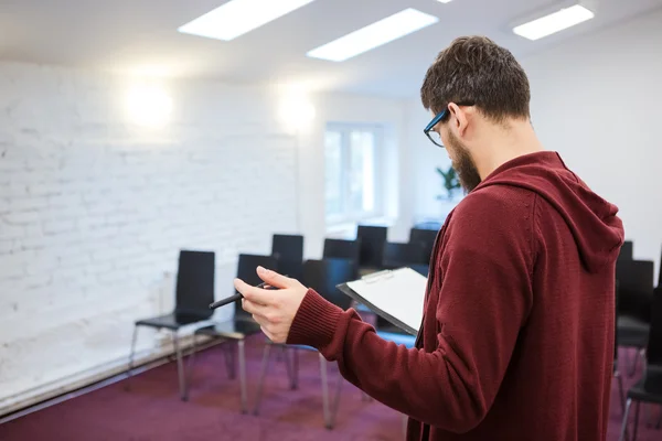 Business coach che legge il suo discorso in una sala riunioni vuota. Dietro — Foto Stock