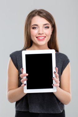 Gülümseyen kadın boş tablet bilgisayar ekranında gösterilen