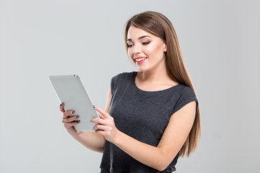tablet bilgisayar kullanan gülümseyen kadın