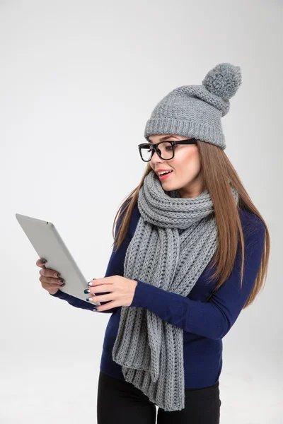 Mulher em pano de inverno usando computador tablet — Fotografia de Stock