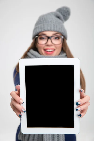 Mujer mostrando pantalla de tableta en blanco — Foto de Stock