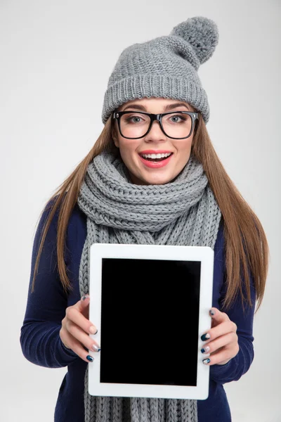 Mulher mostrando tela do computador tablet em branco — Fotografia de Stock