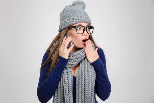 Donna in tessuto invernale che parla al telefono — Foto Stock