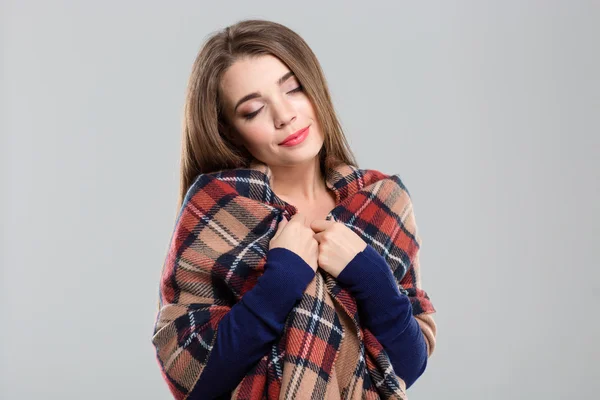 Mooie vrouw met geruite en gesloten ogen — Stockfoto