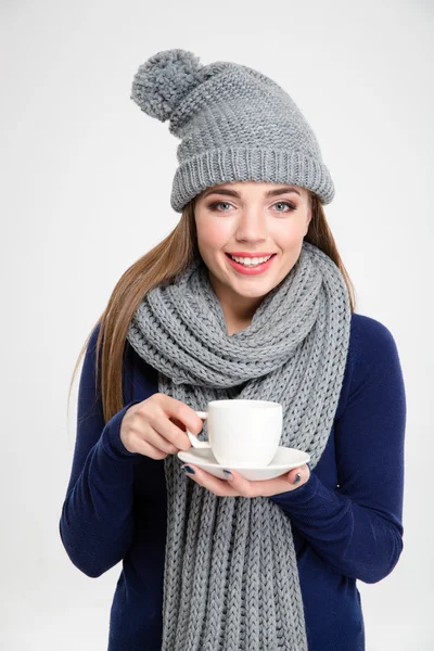 Donna felice in stoffa invernale in possesso di tazza con caffè — Foto Stock