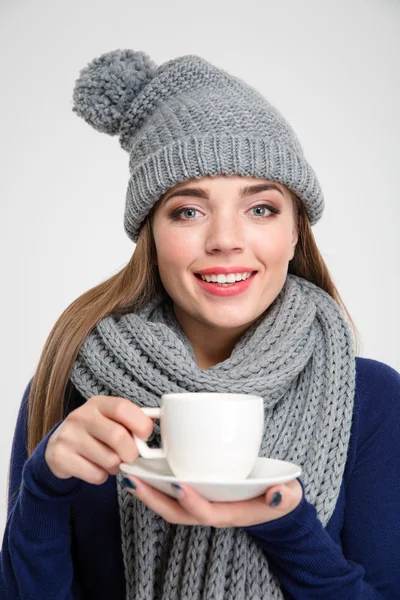 Mulher vestindo em cachecol e chapéu segurando xícara com café — Fotografia de Stock