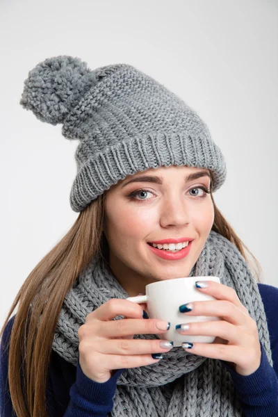 Χαμογελαστή γυναίκα στο ύφασμα χειμώνα πίνοντας καφέ — Φωτογραφία Αρχείου