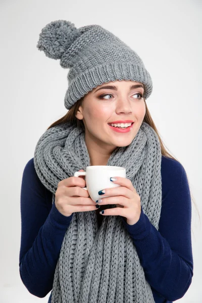 Γυναίκα σε ύφασμα χειμώνα κρατώντας το Κύπελλο με τον καφέ — Φωτογραφία Αρχείου