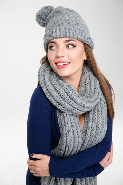 Donna sorridente che indossa sciarpa e cappello — Foto Stock