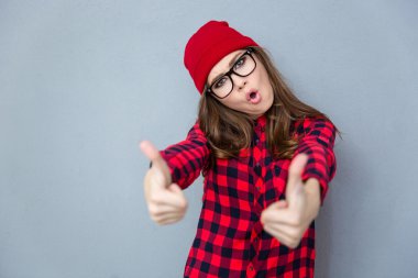 Başparmak gösterilmesini moda kadın