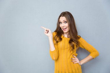 Casual kadın işaret parmağı uzakta gülümseyen